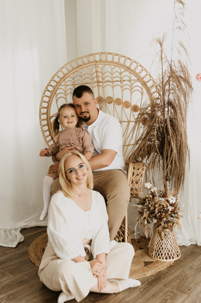 portret rodziny na rattanowym krześle