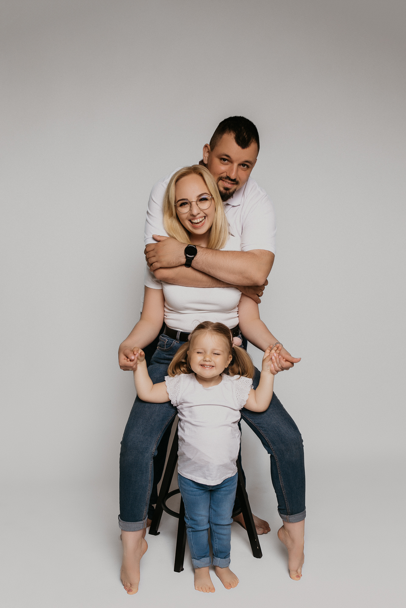 rodzina na białym tle, ubrani w jeansy i białe tshirty