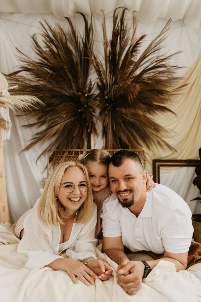 rodzina leży na łóżku