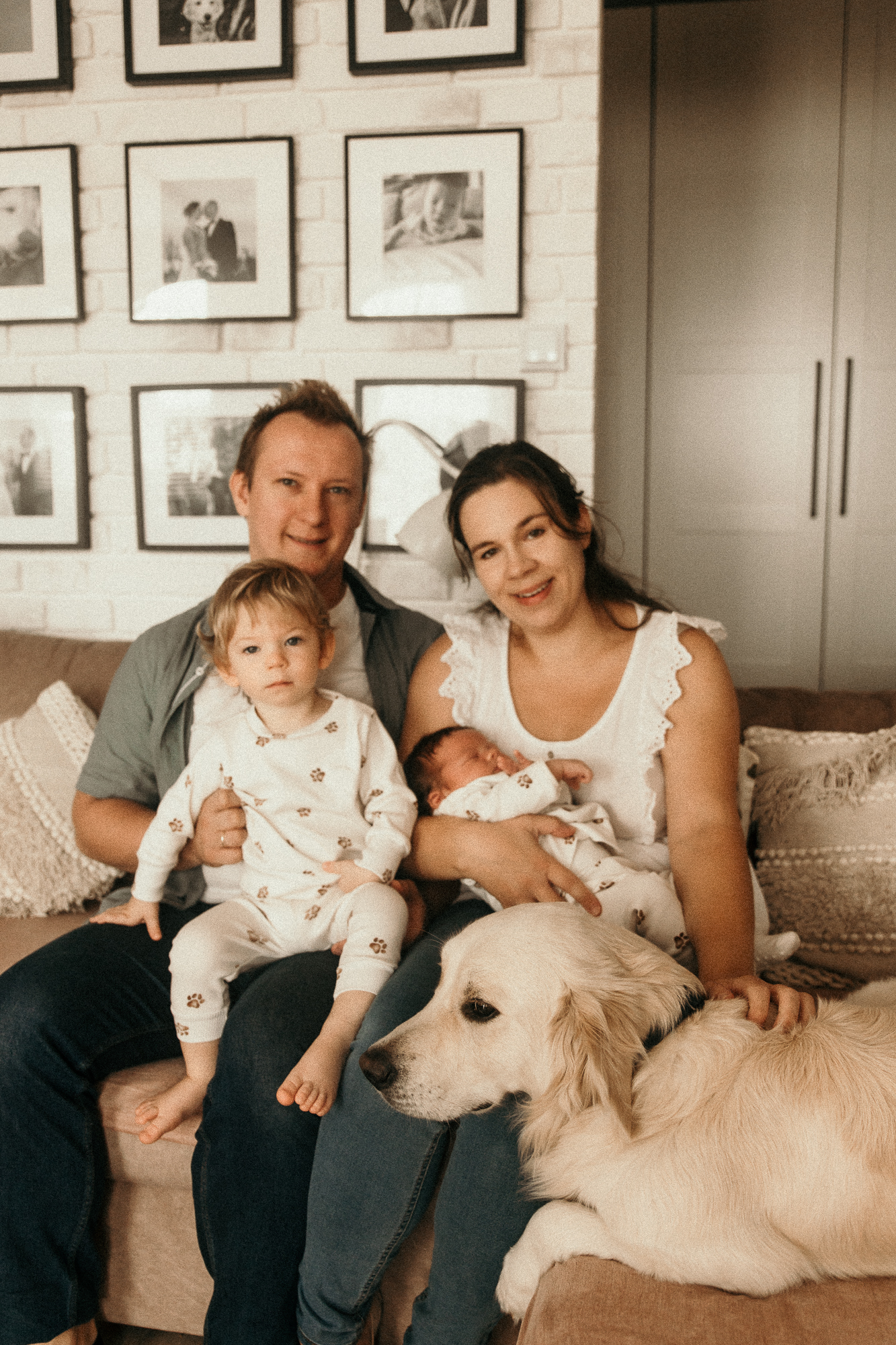 rodzina siedzi na kanapie z psem