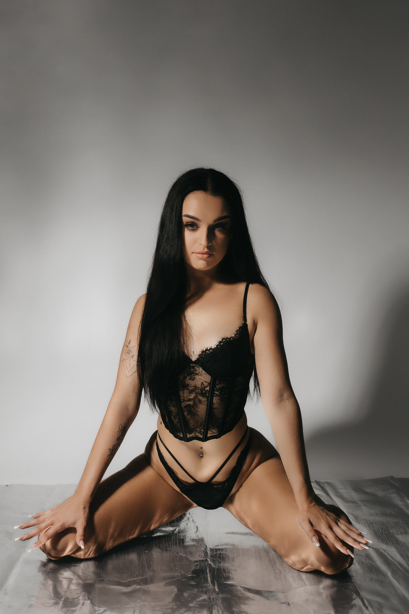 kobieta w skąpej czarnej bieliźnie na folii lustrzanej