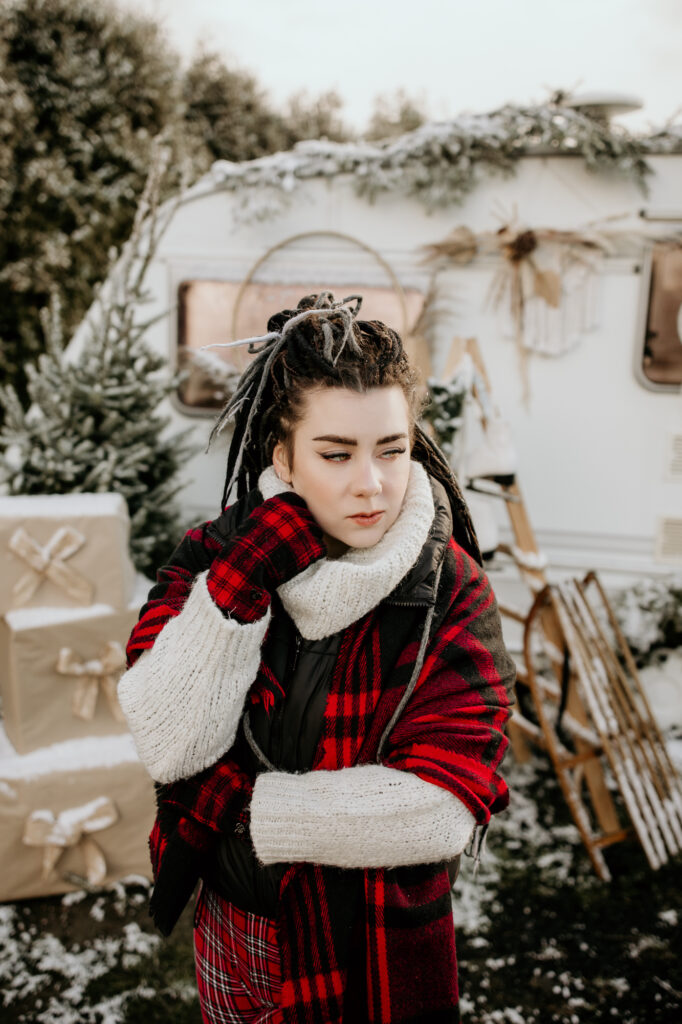 portret kobiety przed przyczepą campingową