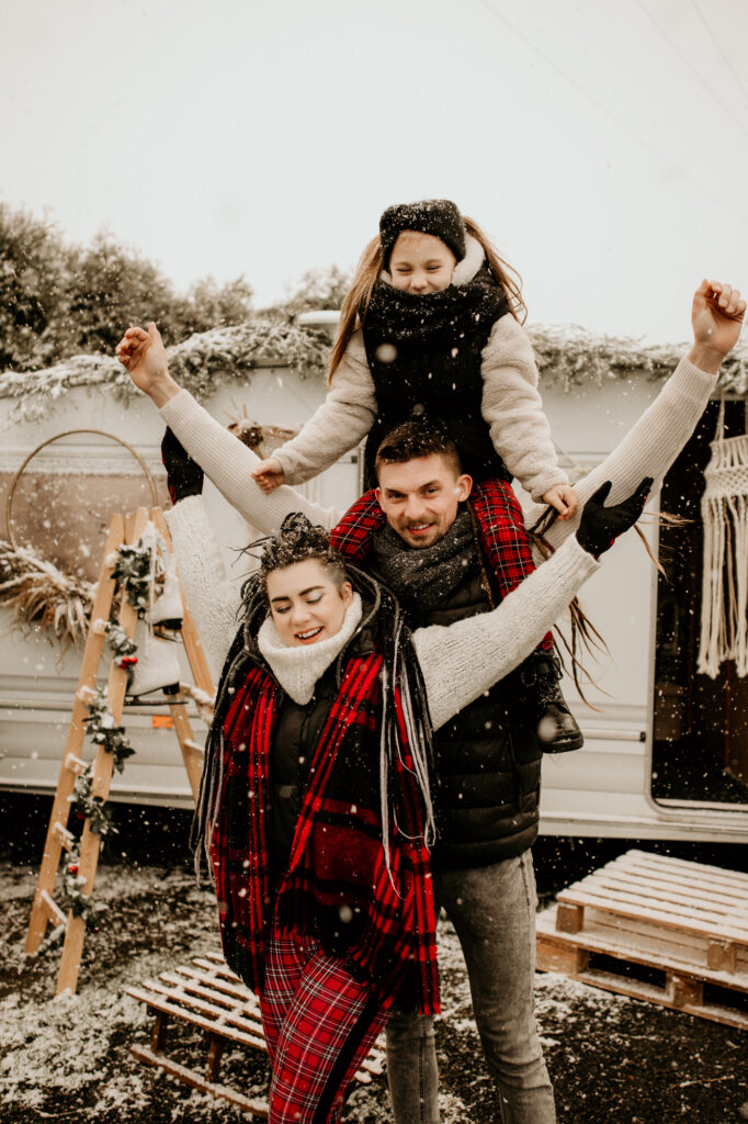 rodzina przed przyczepą campingową