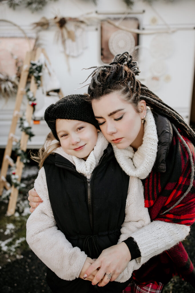 kobieta i córka na tle świątecznej scenerii