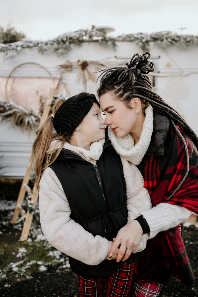 matka i córka patrzą sobie w oczy