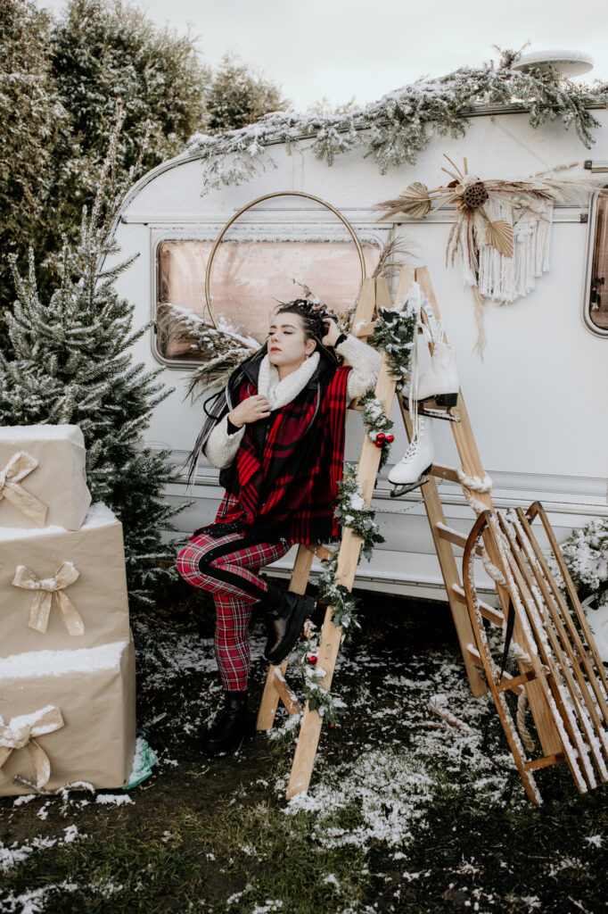 kobieta stoi przy drabinie