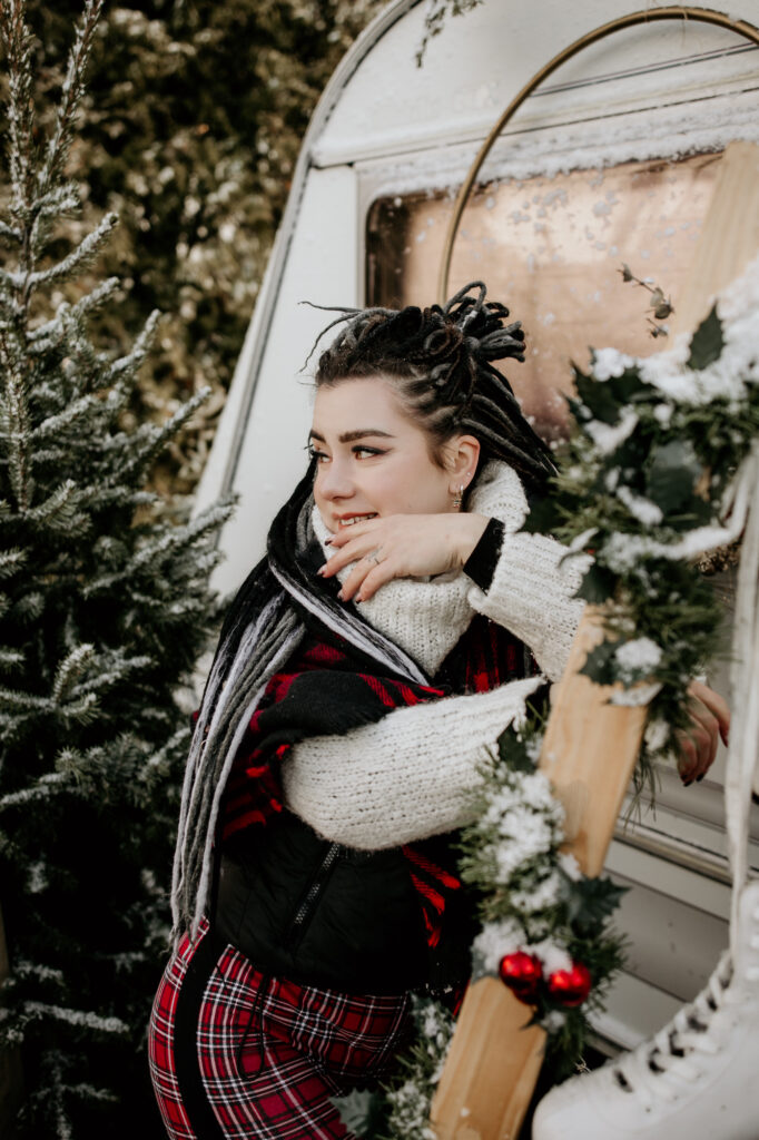 kobieta patrzy w lewo