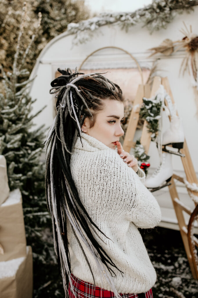 zamyślona kobieta mini sesja świąteczna