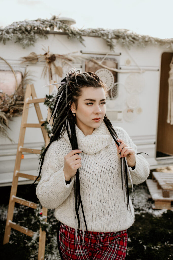 portret kobiety w dredach