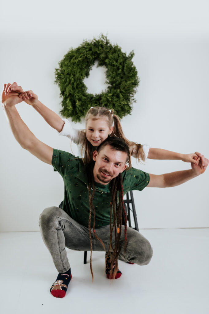 córka z ojcem w minimalistycznej formie