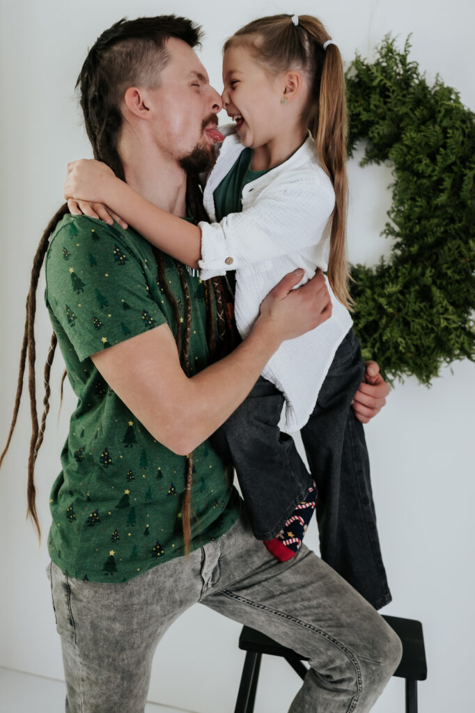 ojciec trzyma córkę w ramionach