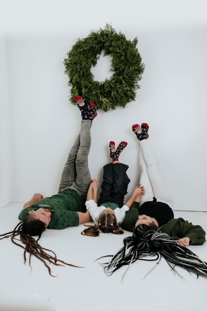 rodzinka leży na podłodze z nogami w górze