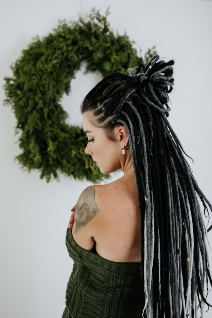 kobieta tyłem w tle świąteczny wianek