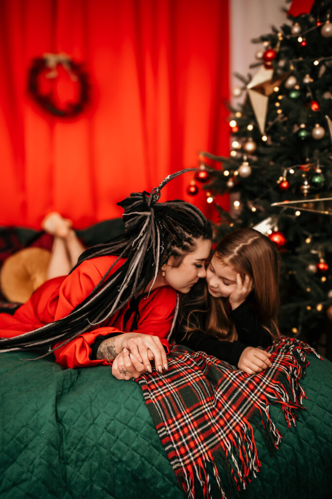 matka i córka leżą na łóżku