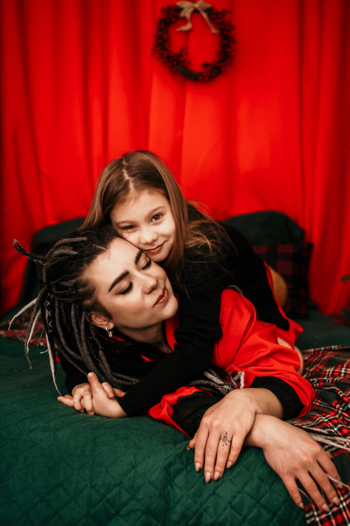 córka tuli mamę na łóżku