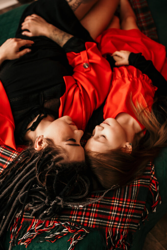 mama i córka leżą przytulone głowami i mają zamknięte oczy