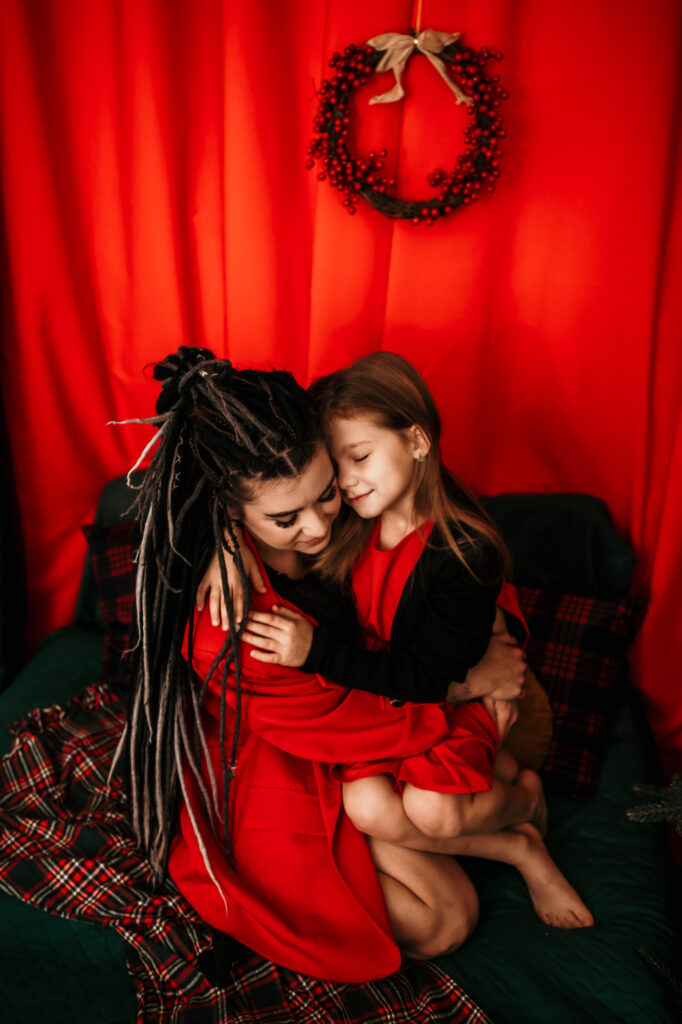 kobieta przytula córkę 