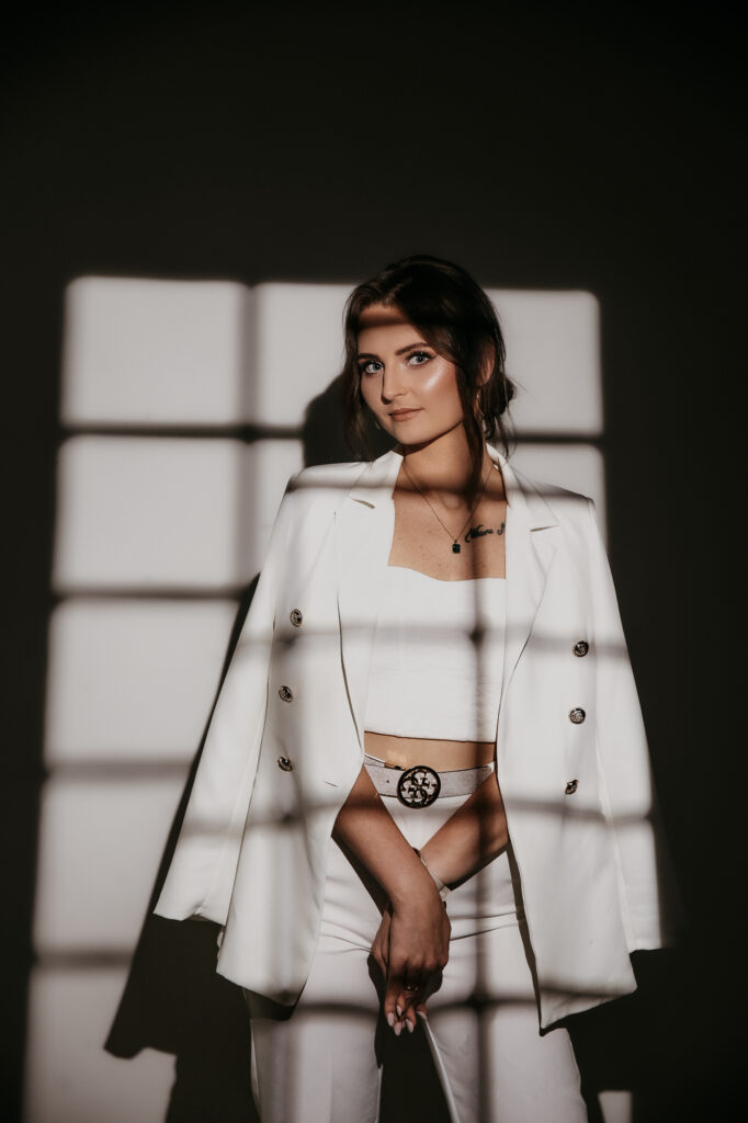 kobiecy portret w białej marynarce