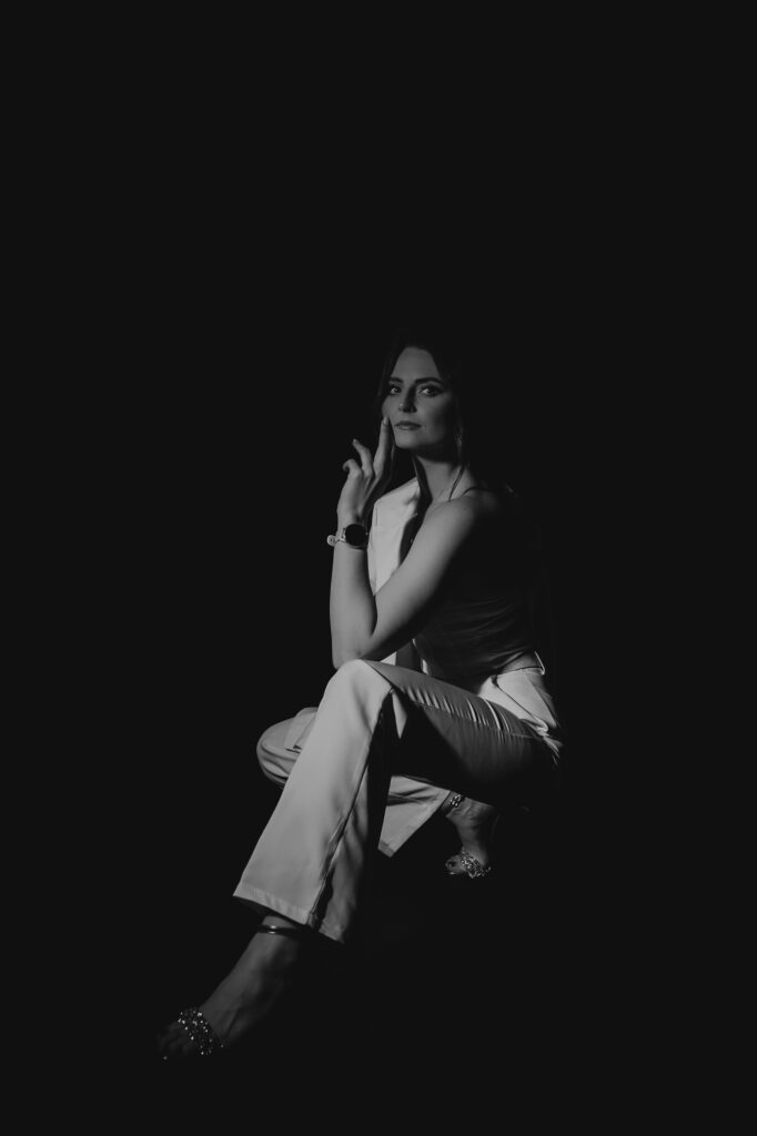 kobieta kuca i patrzy w przód