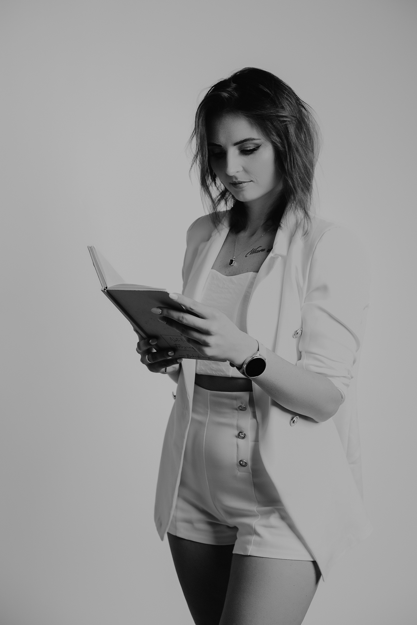 kobieta z terminarzem w ręce