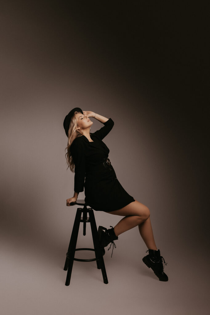 kobieta na krześle patrzy w praw