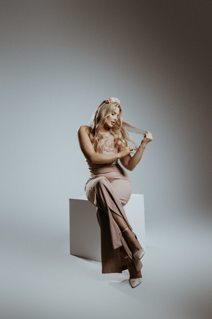 kobieta siedzi na podeście bawi się włosami