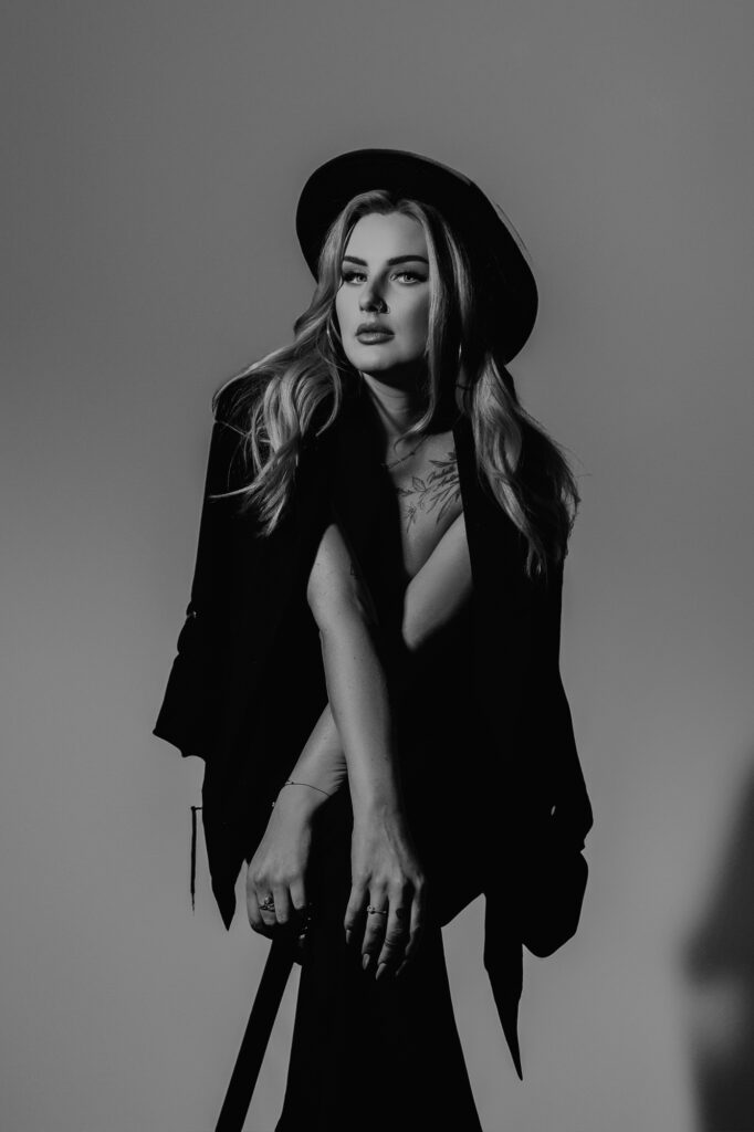 kobieta siedzi na krzesle z rekoma zaplecionymi