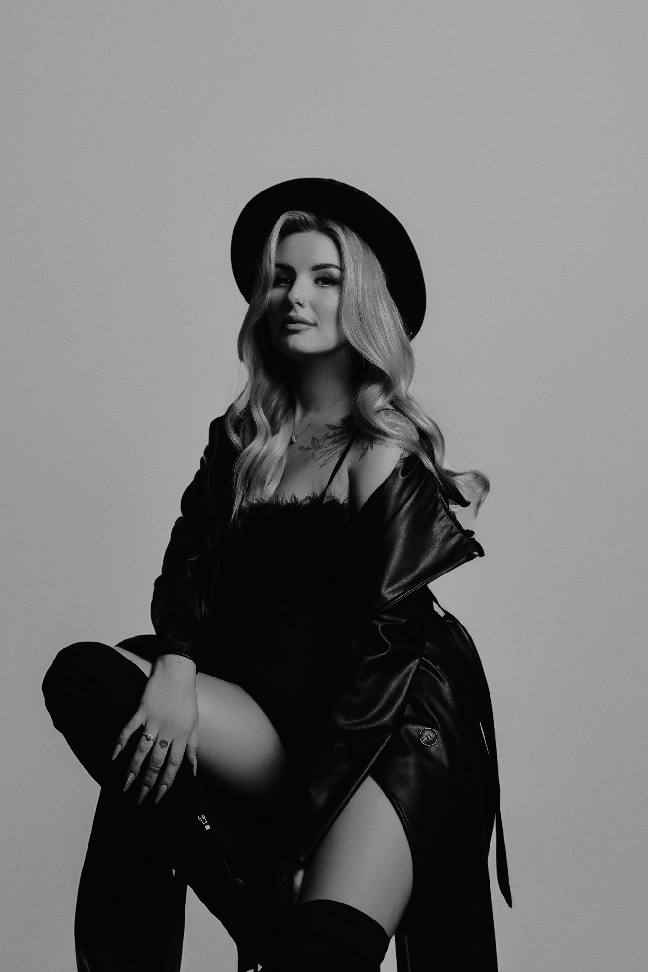 kobiecy portret w kapeluszu, kobieta siedzi na krzesle