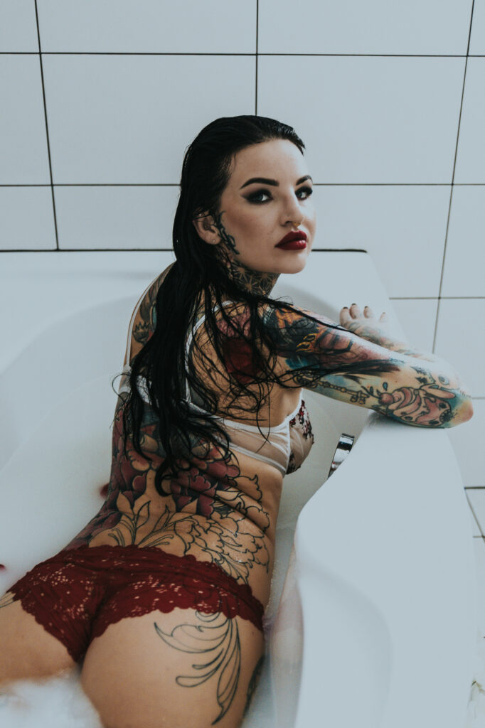 kobieta leży w wannie w czerwonej bieliźnie