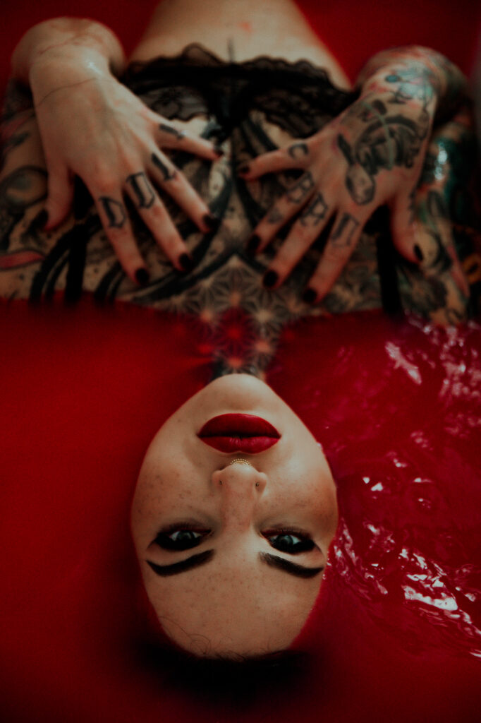 sesja kreatywna w wannie