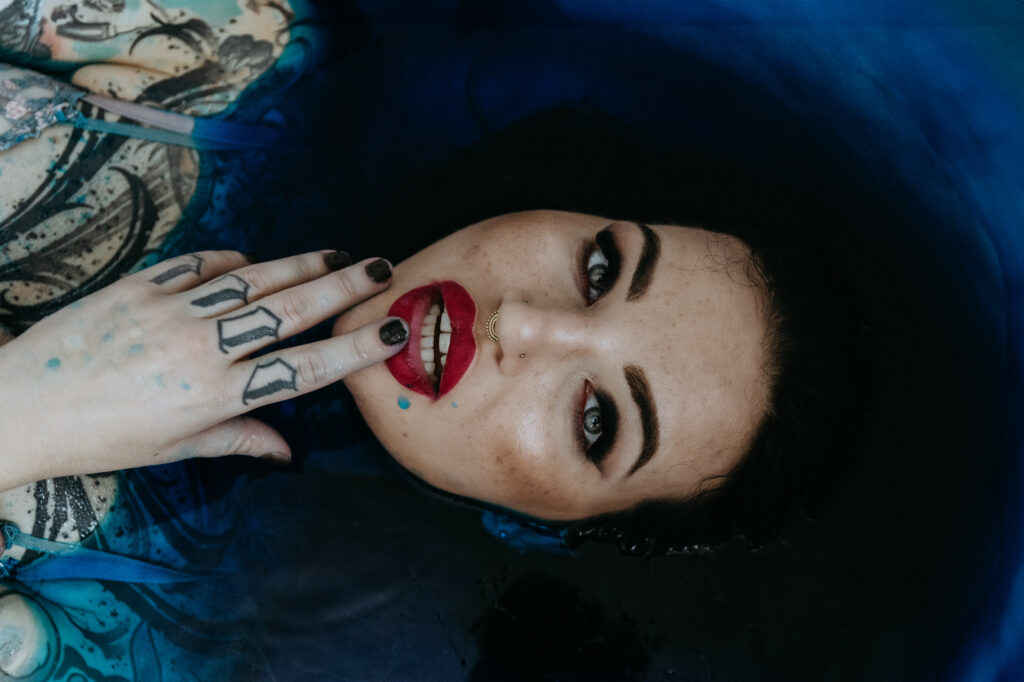 kobieta w wannie z niebieskim barwnikiem