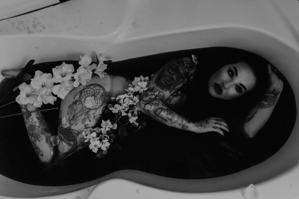 sesja z kwiatami w wannie