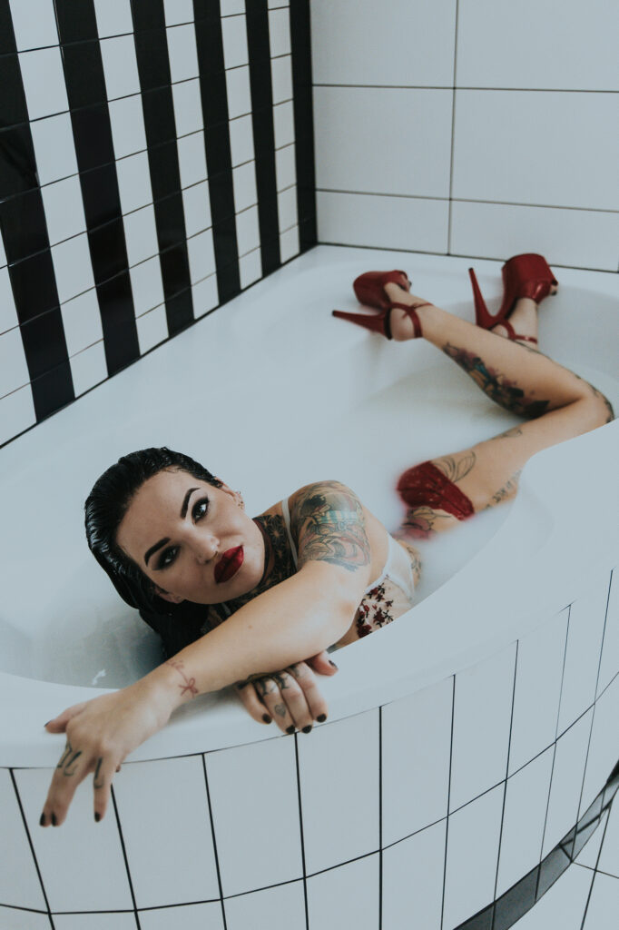 kobieta leży w wannie w szpilkach