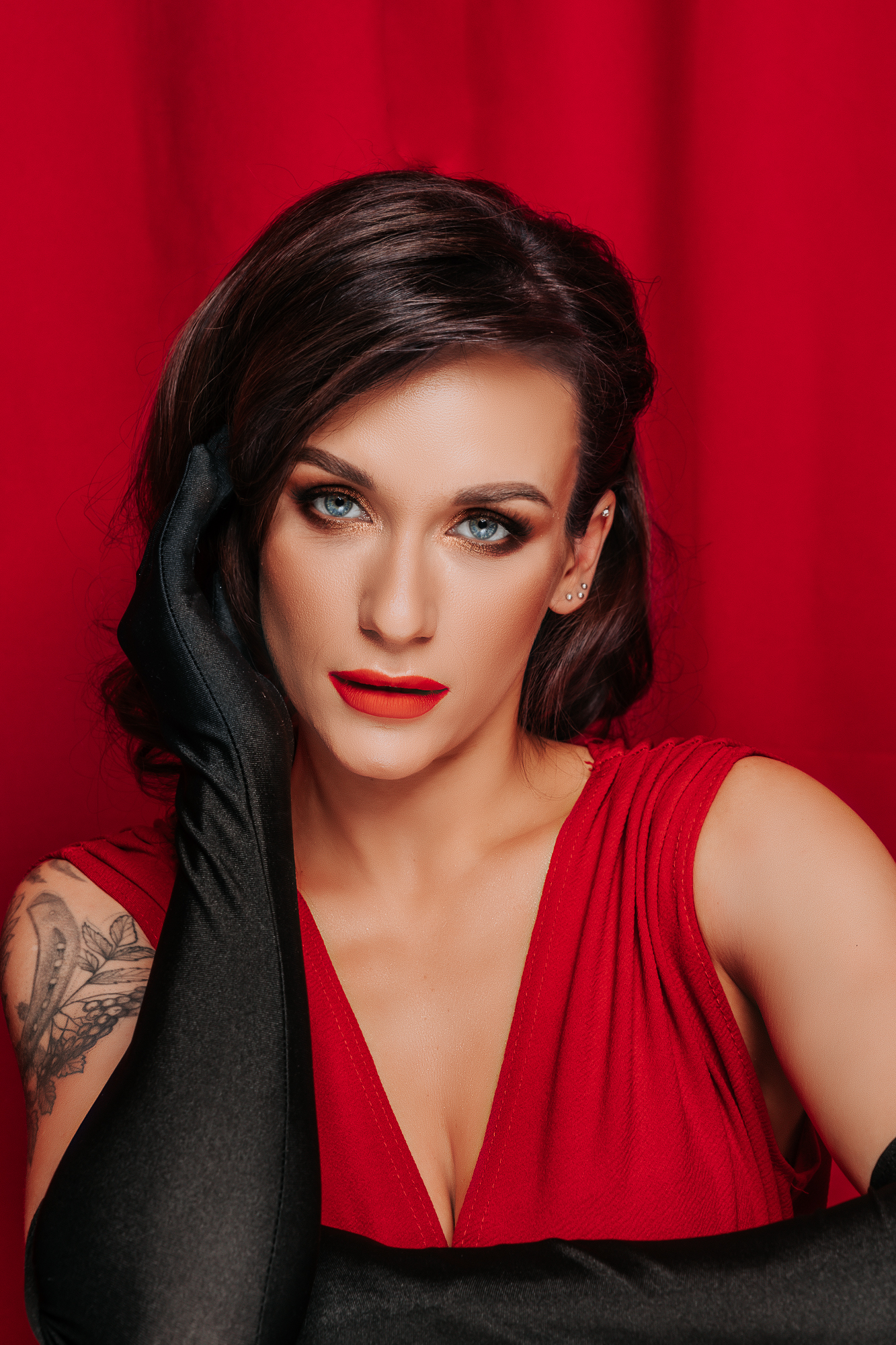 portret kobiety w czerwieni