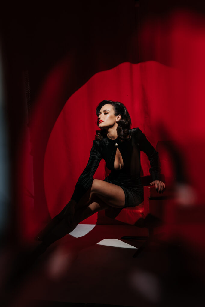 kobieta siedzi na krzesle