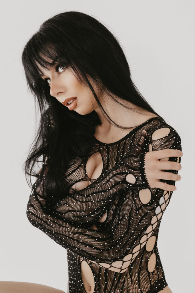 kobieta ubrana na czarno  spogląda w obiektyw