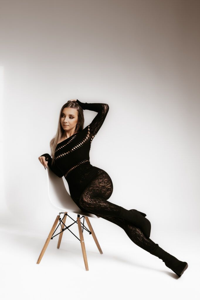 kobieta siedzi na krześle i pozuje jak modelka