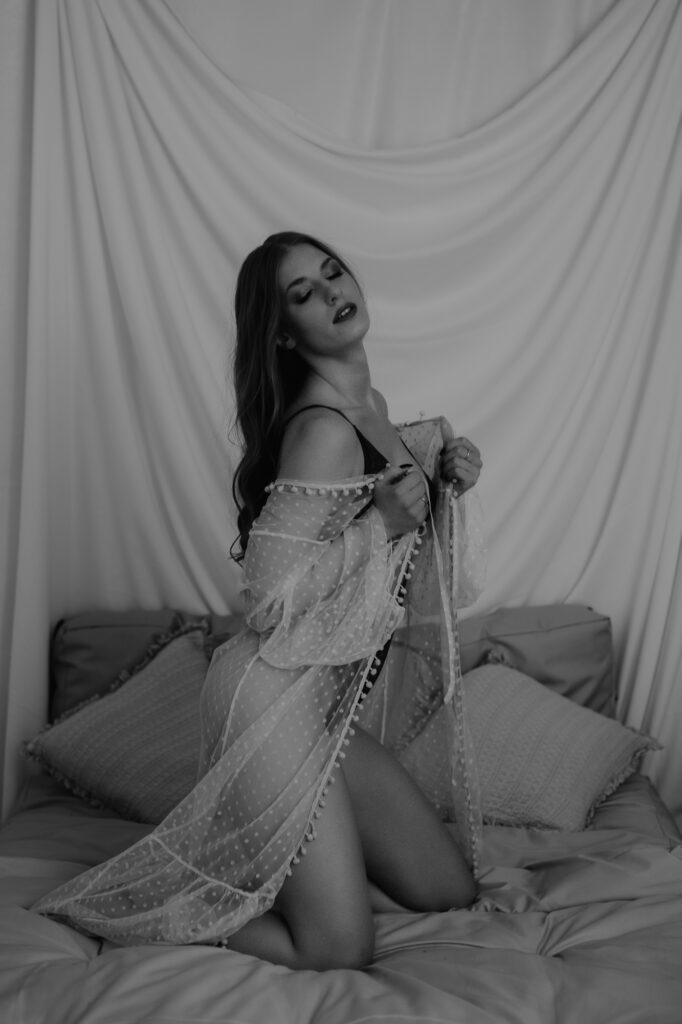 kobieta na łóżku w narzutce i bieliźnie