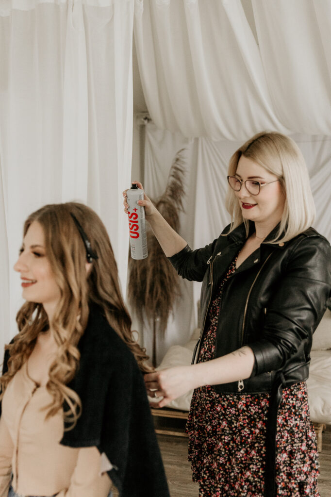 fryzjerka robi upięcie modelce