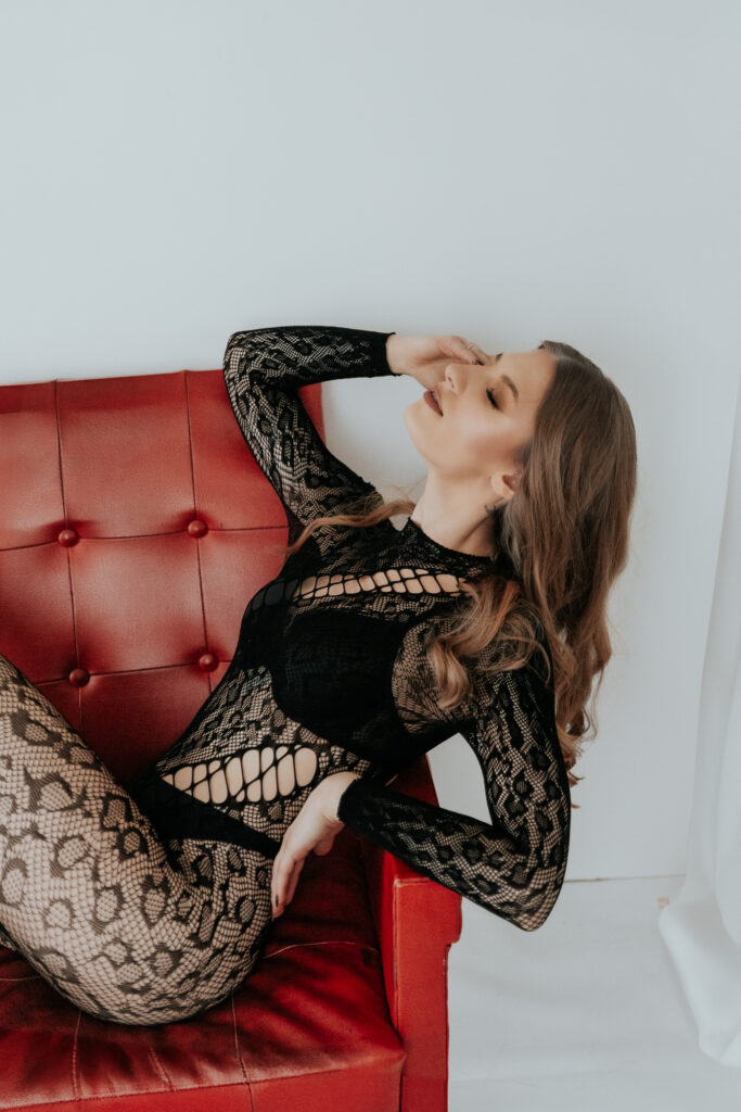 kobieta siedzi na krześle i pozuje