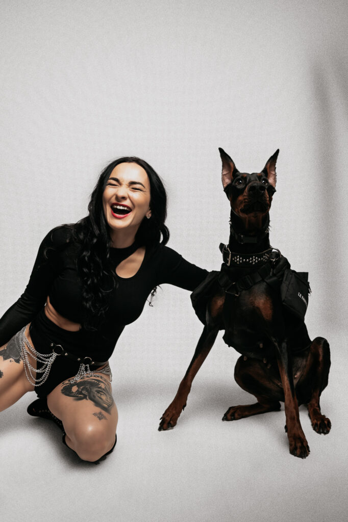 uśmiechnięta kobieta z psem