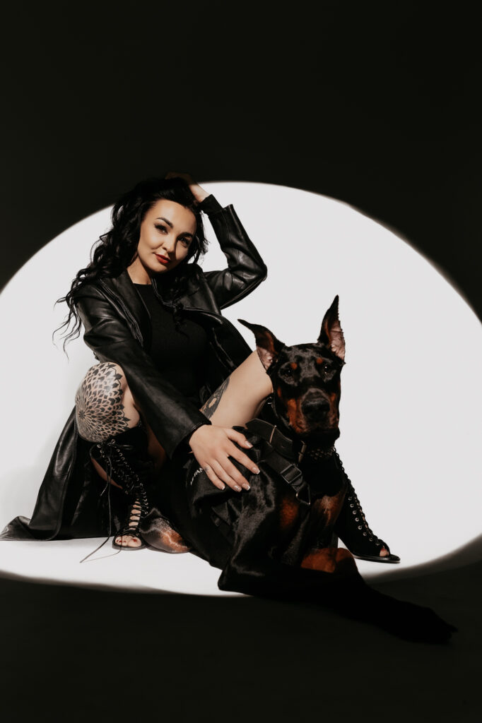 kobieta przytulona do psa