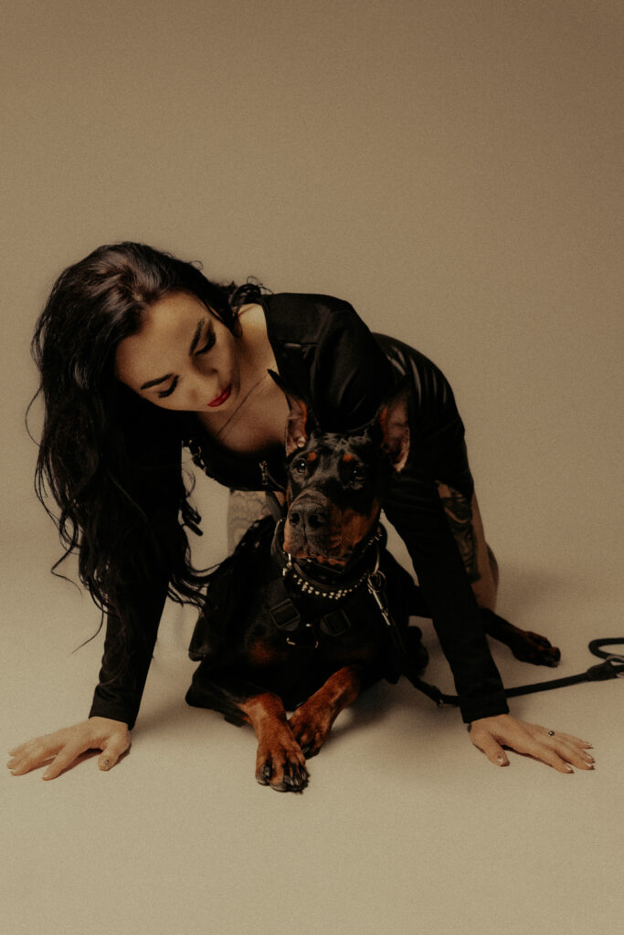 kobieta z miłością patrzy na psa