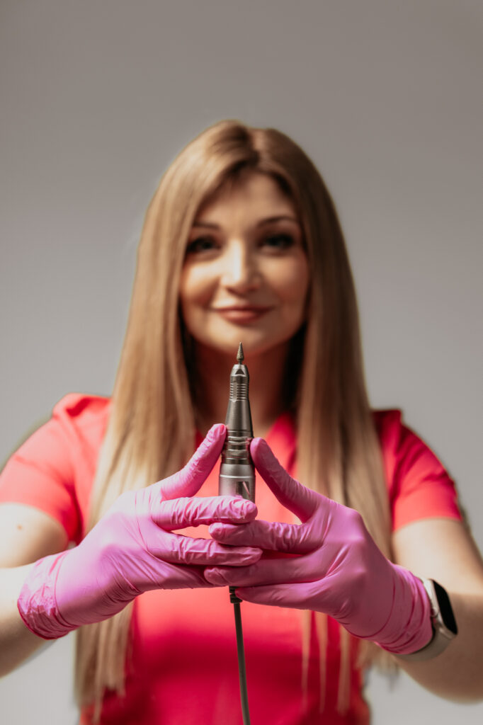 kobieta w ręce trzyma urządzenie