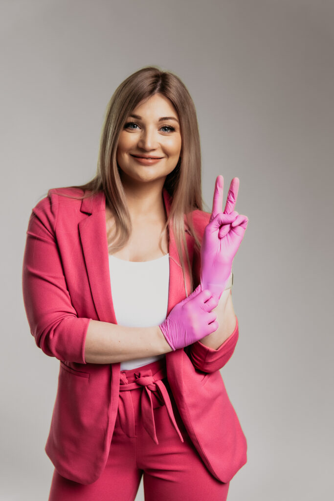 Uśmiechnięta kobieta w rękawiczkach kosmetycznych