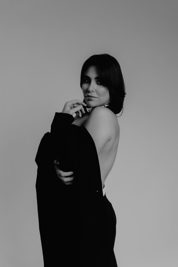 Kobieta z odkrytymi plecami