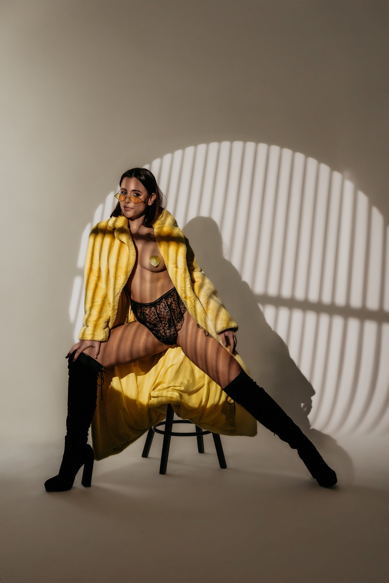 Kobieta siedzi na krześle z wyciągnięta nogą