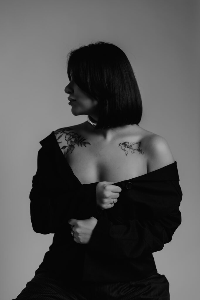 Kobieta patrząca w bok