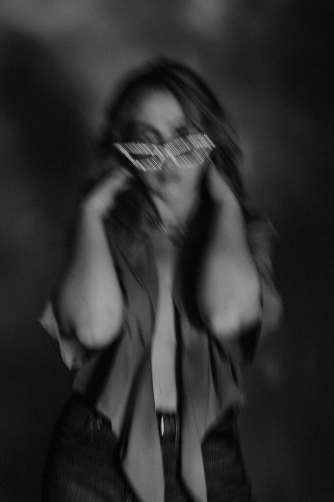 kobieta w rozmazanym świetle