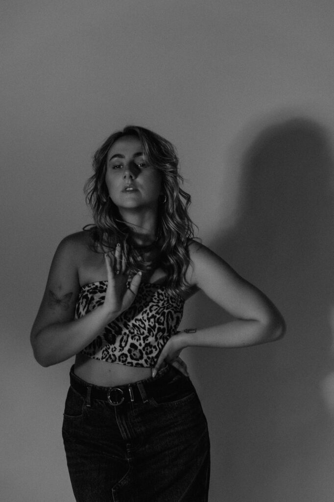 kobieta portret w czerni i bieli